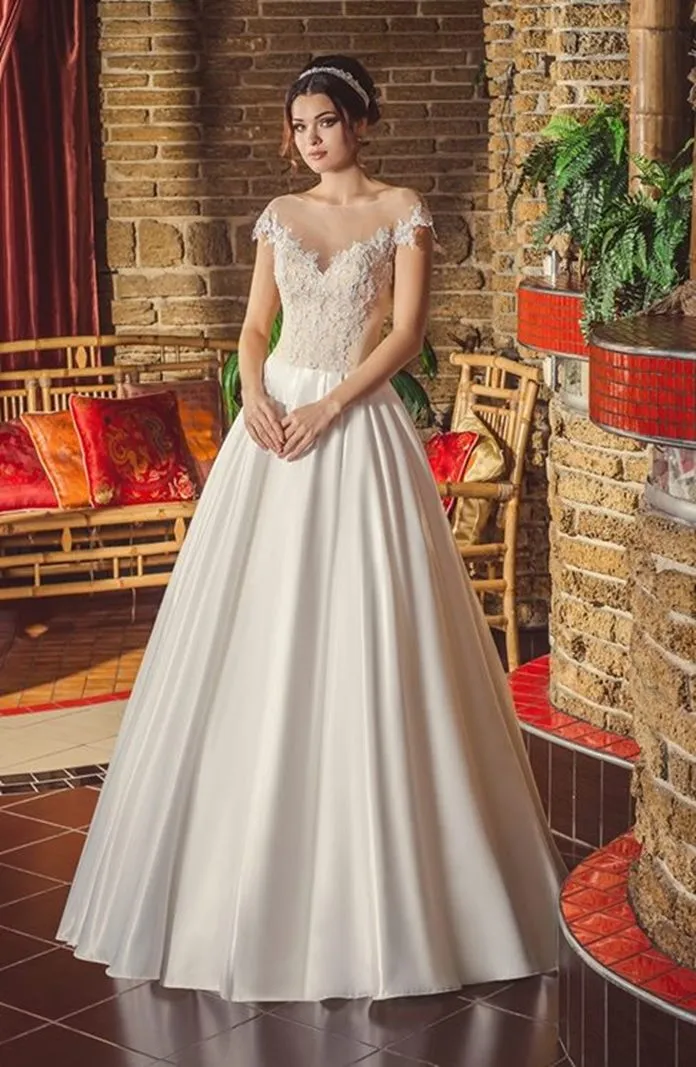 ---Online wedding dress made in Italy A line style made in satin with lace appliqués on the bodice and transparencies on the dec