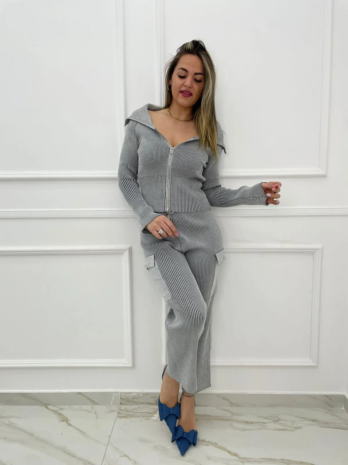 Coordinato lavaggio slavato con pantalone e maglia con zip