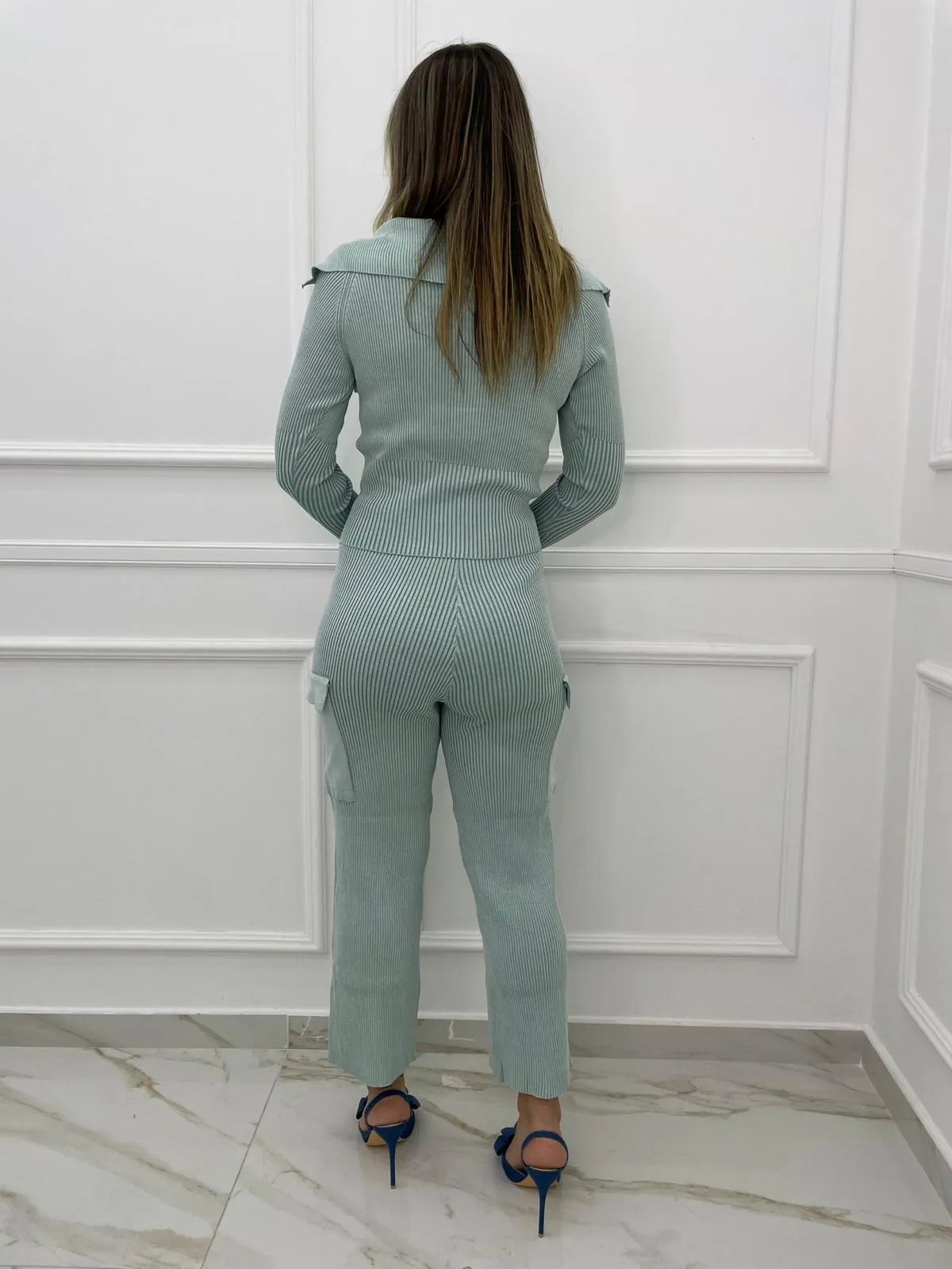 Coordinato lavaggio slavato con pantalone e maglia con zip