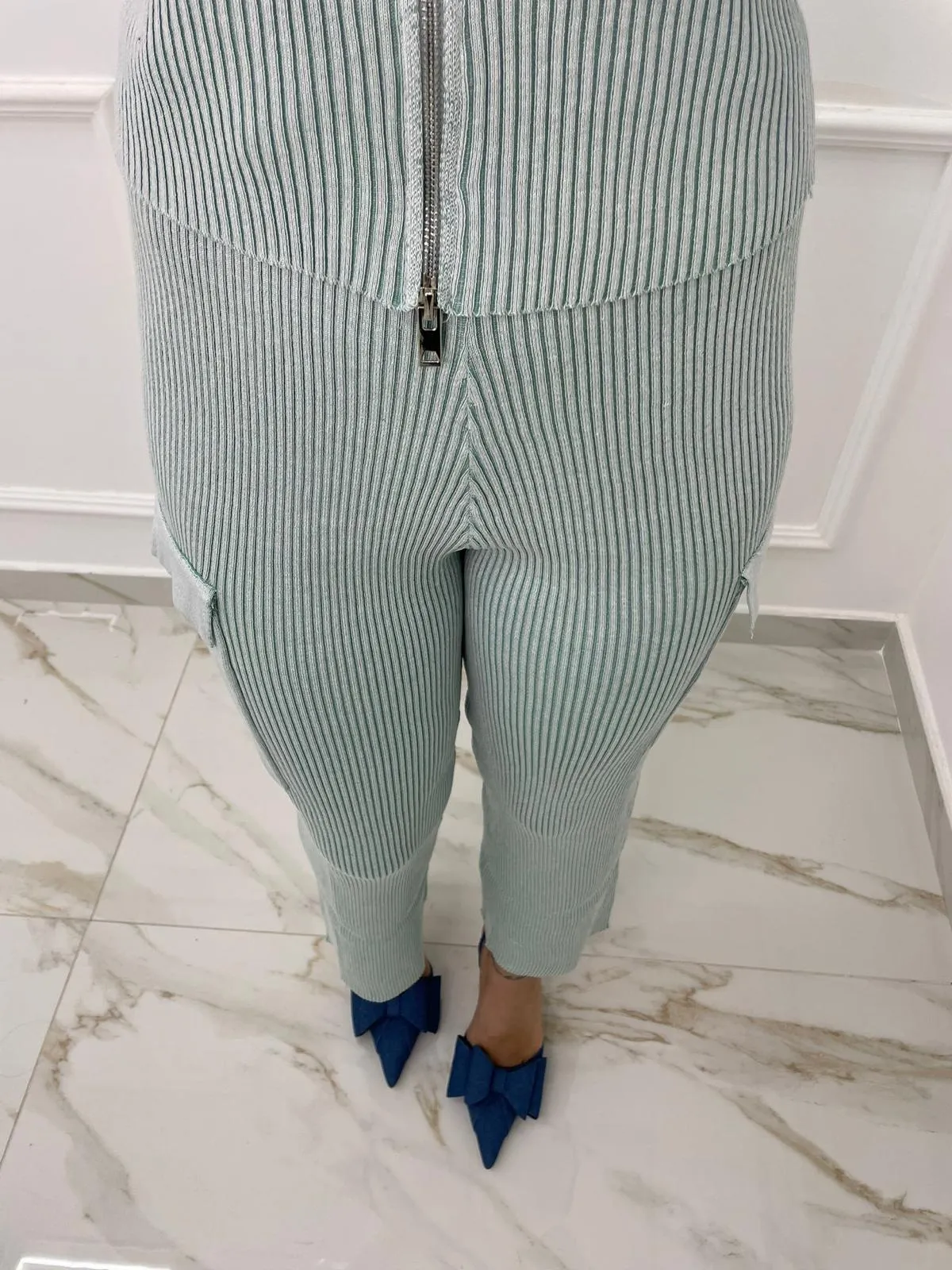 Coordinato lavaggio slavato con pantalone e maglia con zip