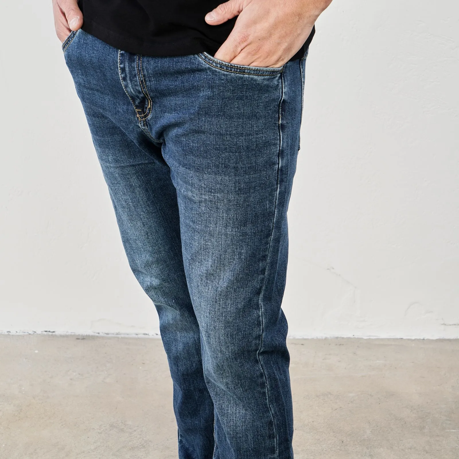 Jeans blu effetto stone washed con tasche