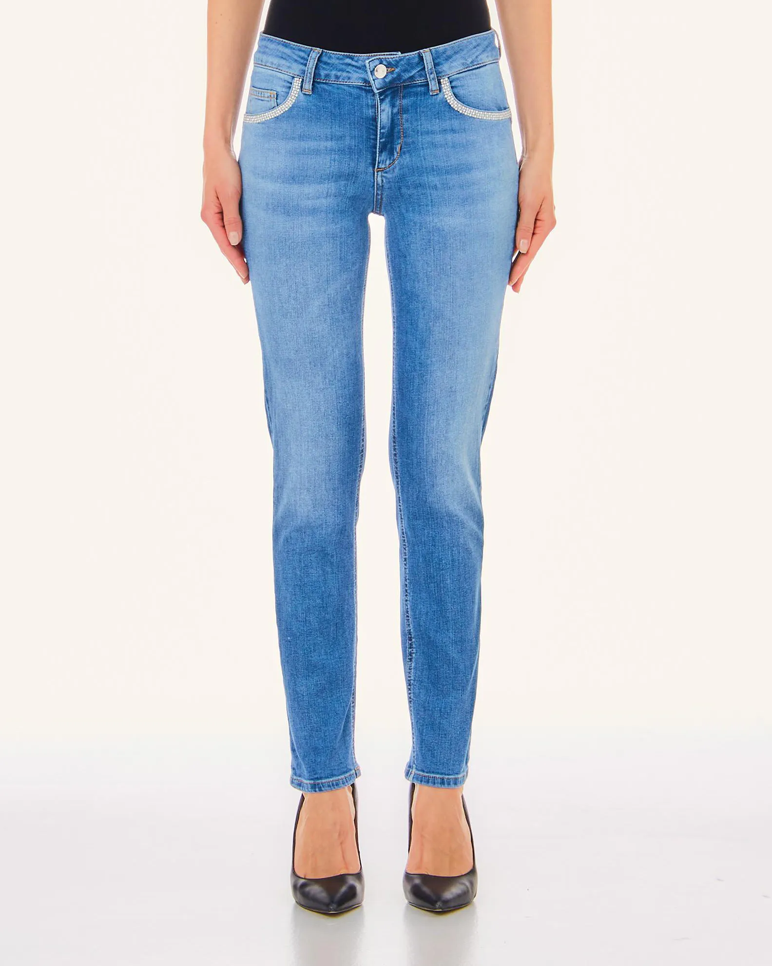 Jeans blu mirato in cotone stretch con profili delle tasche con perline