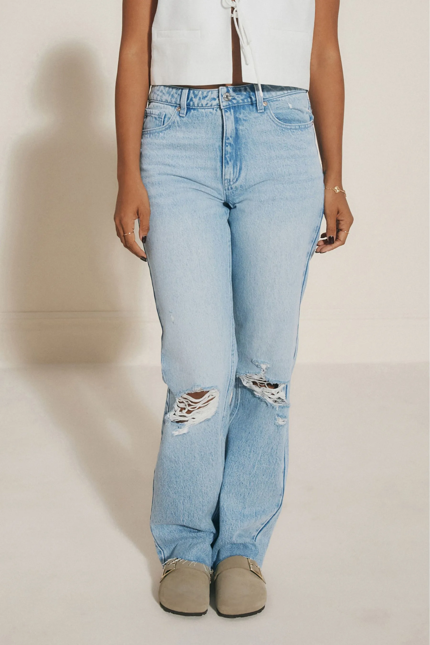 Jeans con gamba dritta strappata