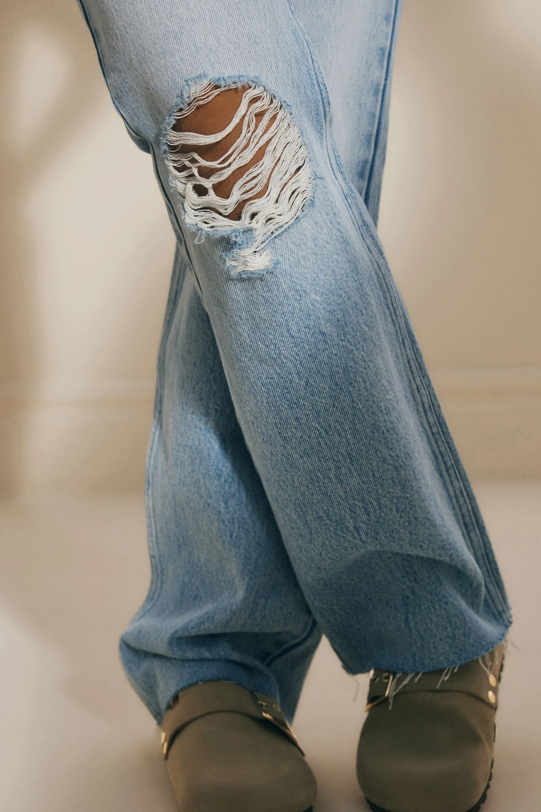 Jeans con gamba dritta strappata