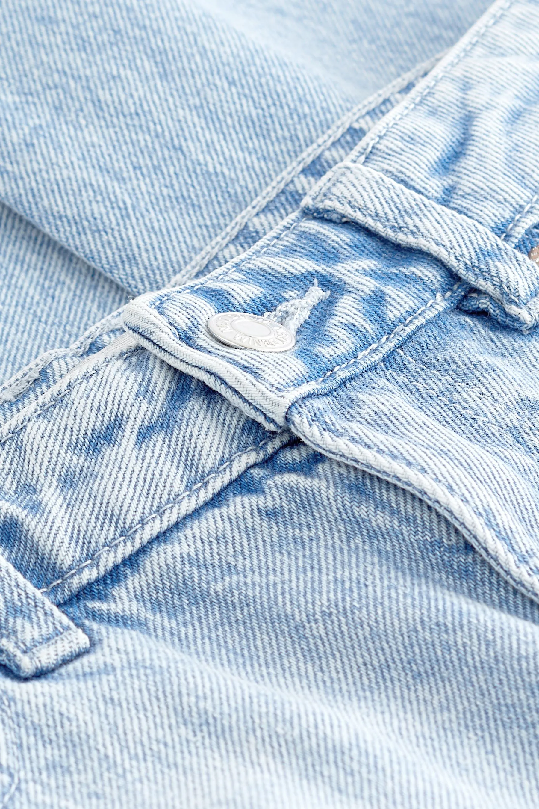 Jeans con gamba dritta strappata