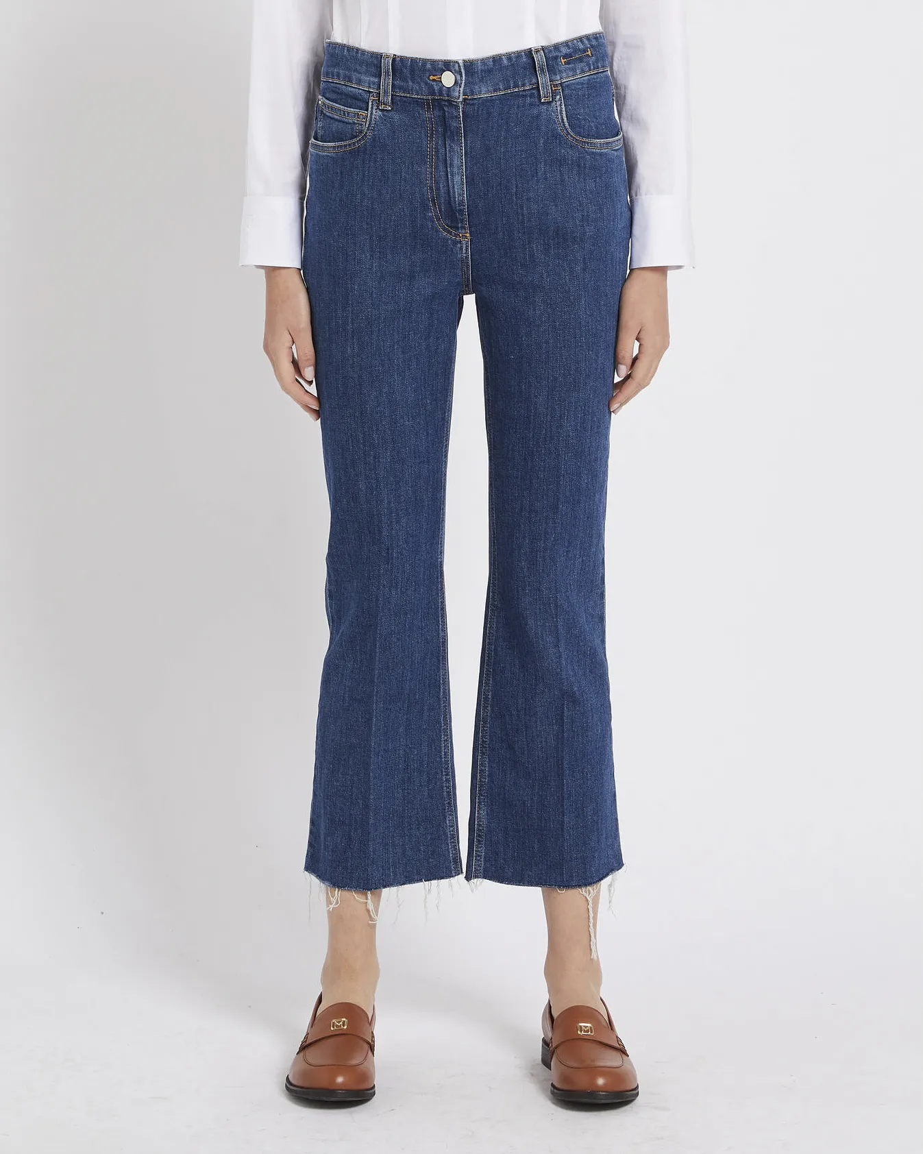 Jeans cropped blu stone washed in cotone stretch a trombetta con orli sfrangiati