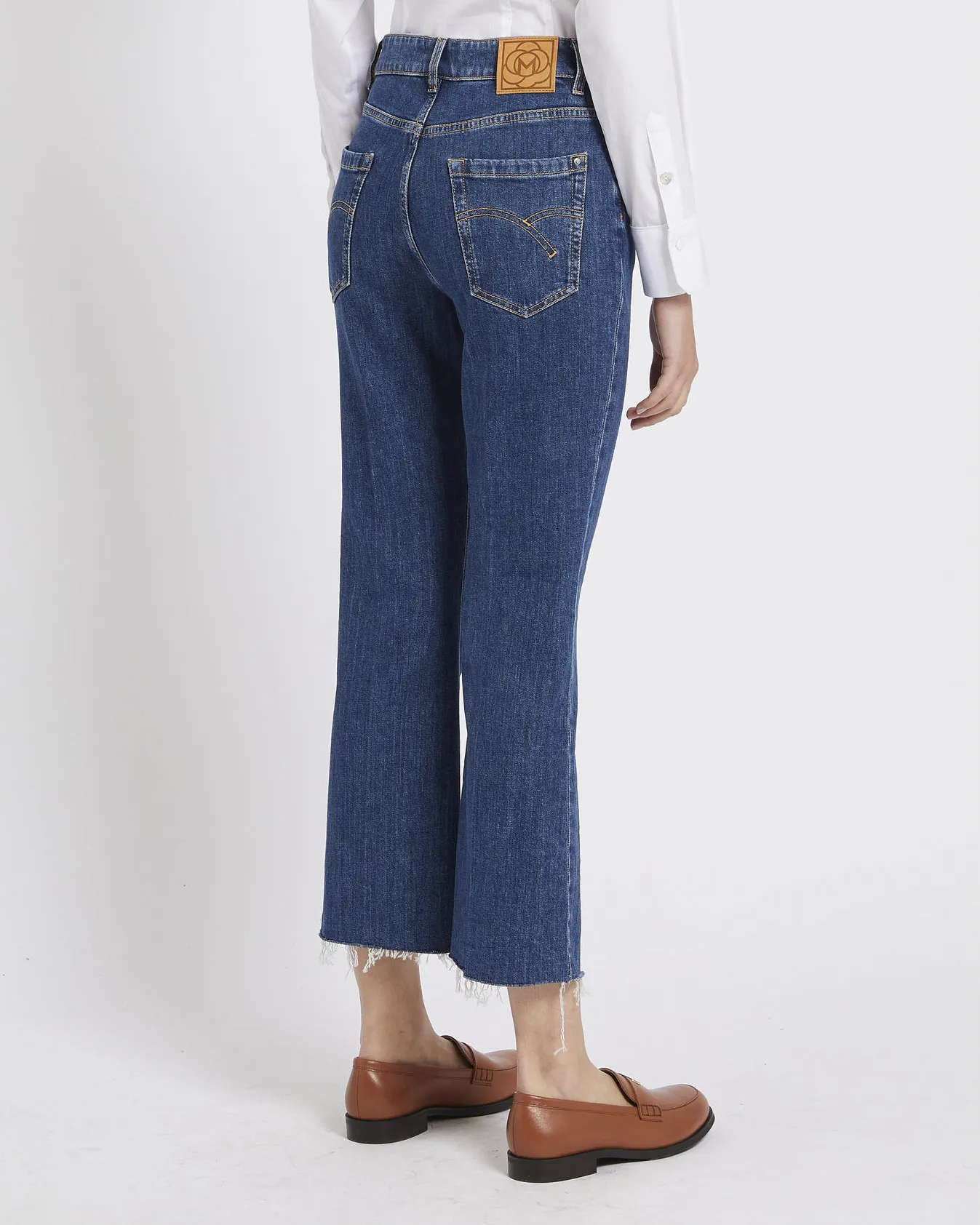 Jeans cropped blu stone washed in cotone stretch a trombetta con orli sfrangiati