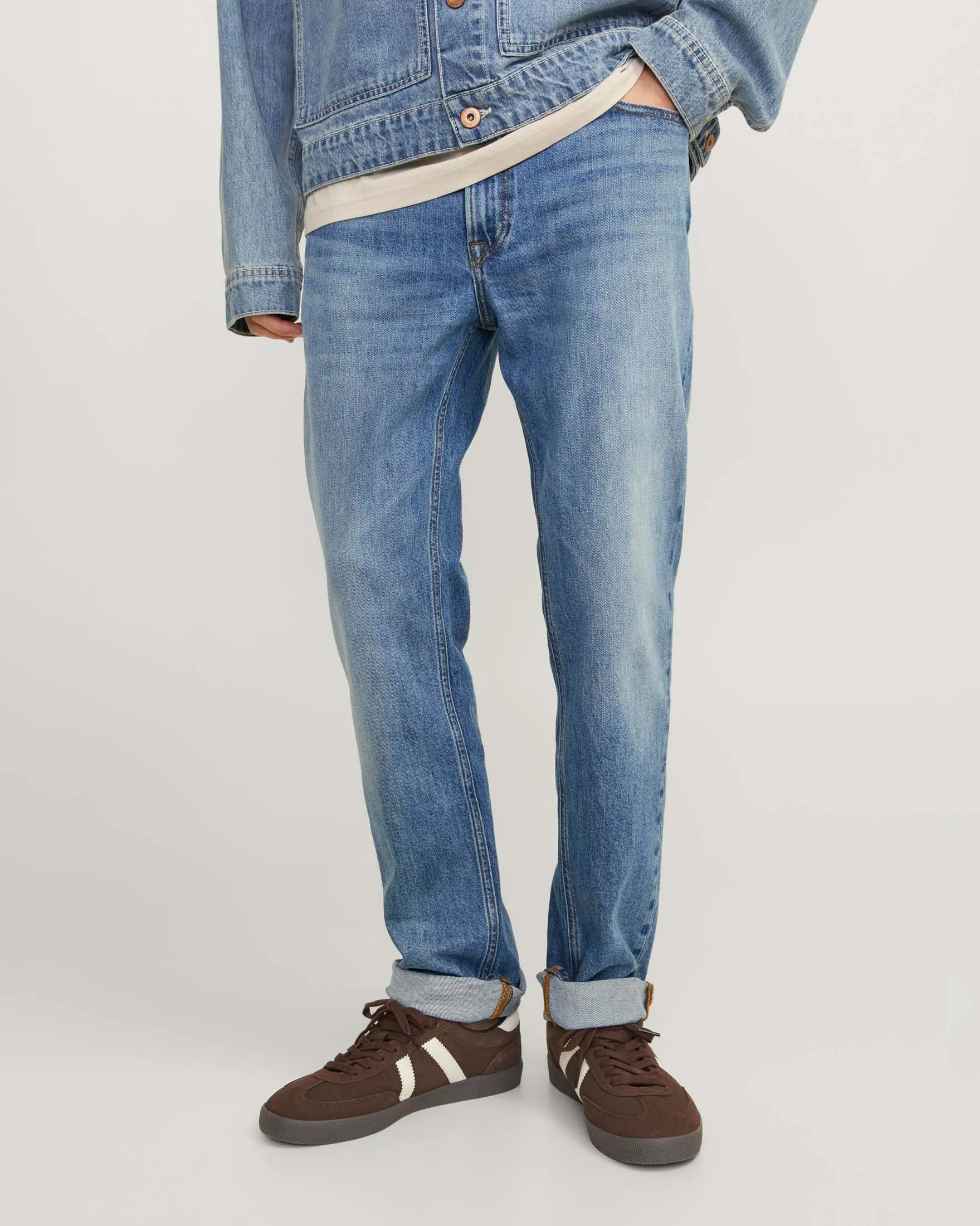 Jeans regular-fit a vita media in cotone stretch lavaggio chiaro stone washed con sabbiature e leggere baffature