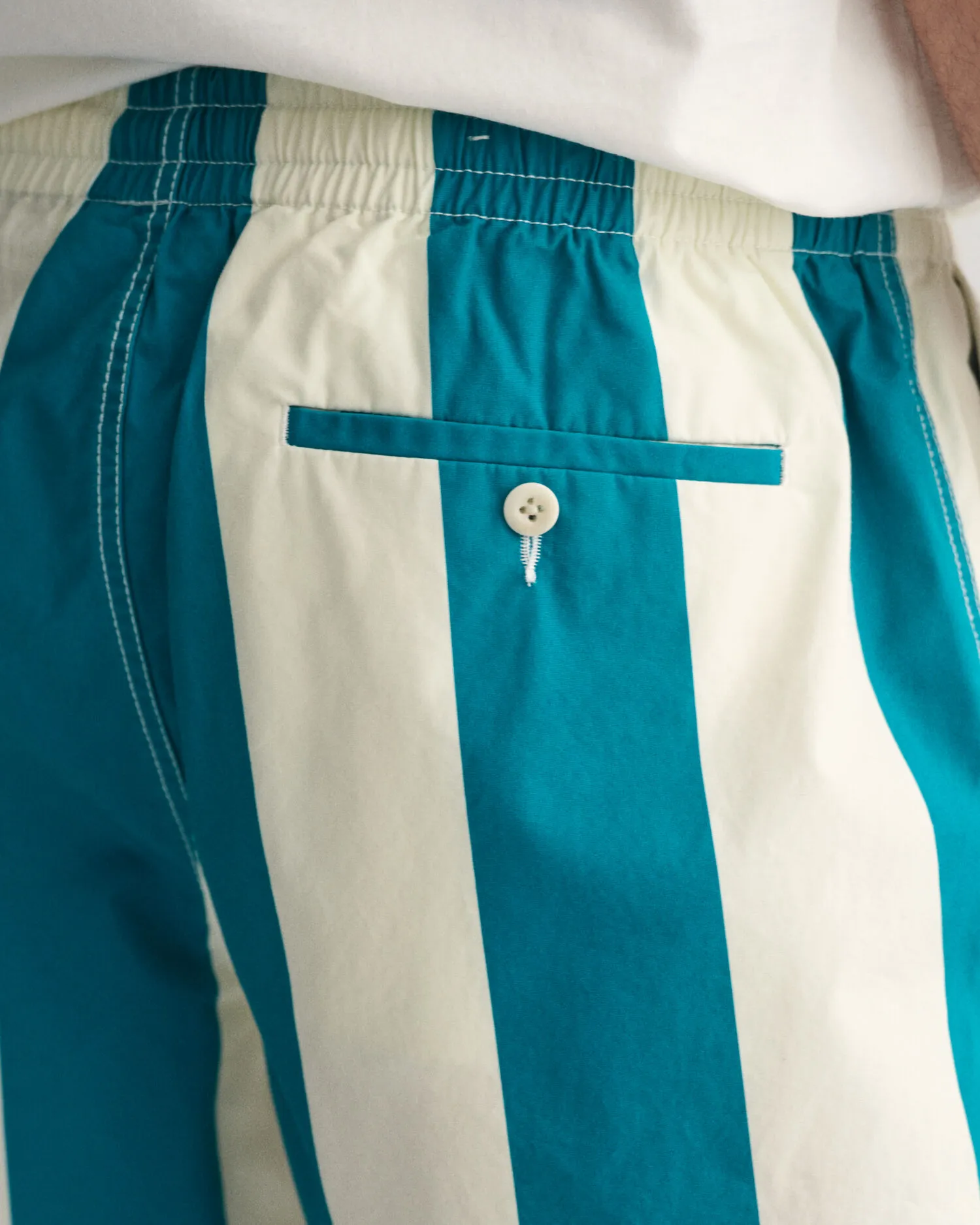 Pantaloncini con coulisse a righe    