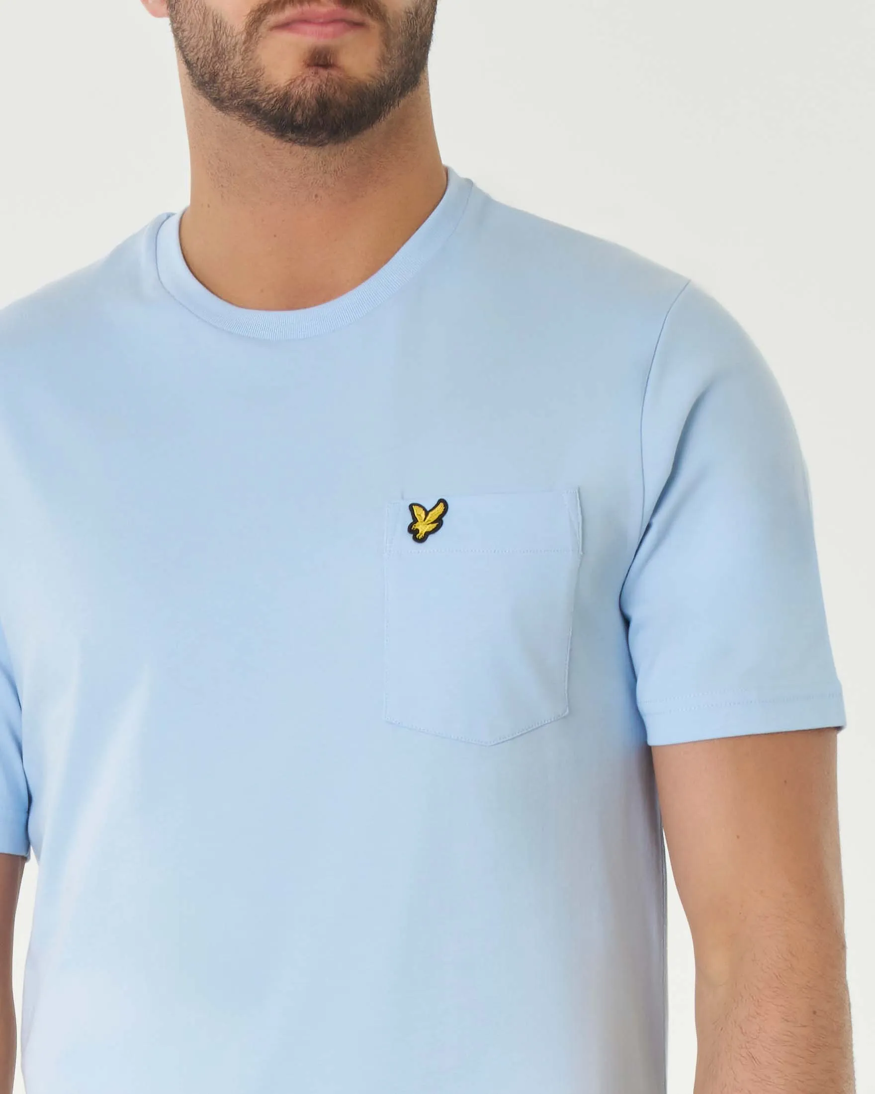 T-shirt azzurra mezza manica con taschino e logo aquila ricamata